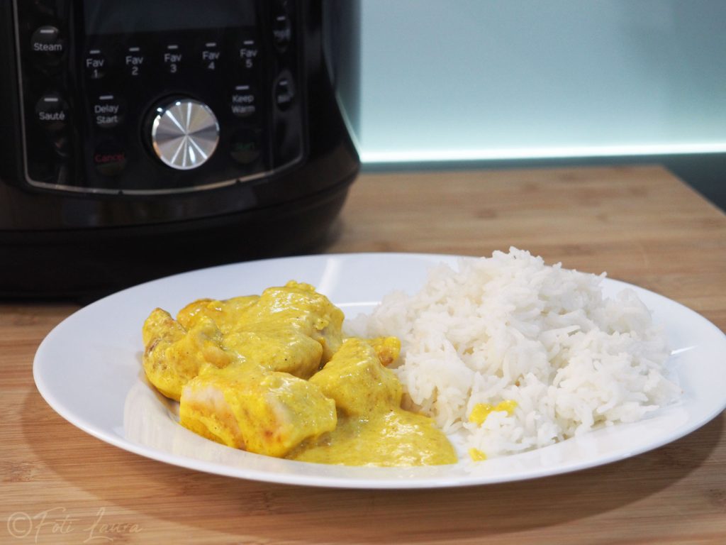 Arroz basmati com frango ao curry e a Instant Pot ao fundo