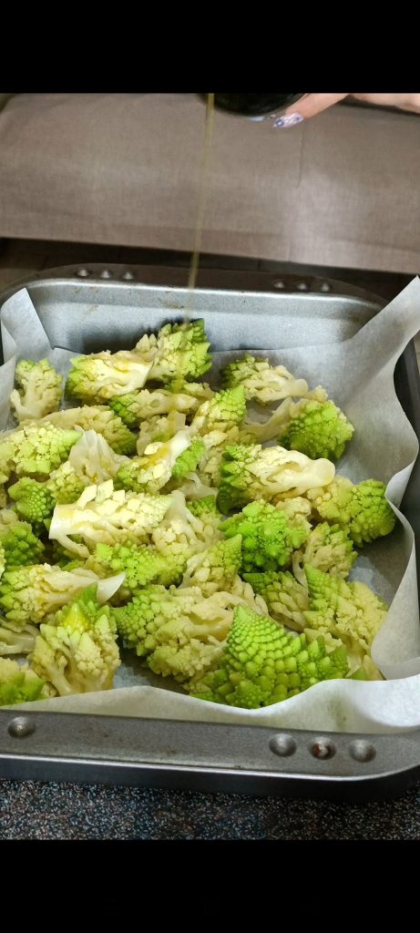 Assando os buquês de brócolis