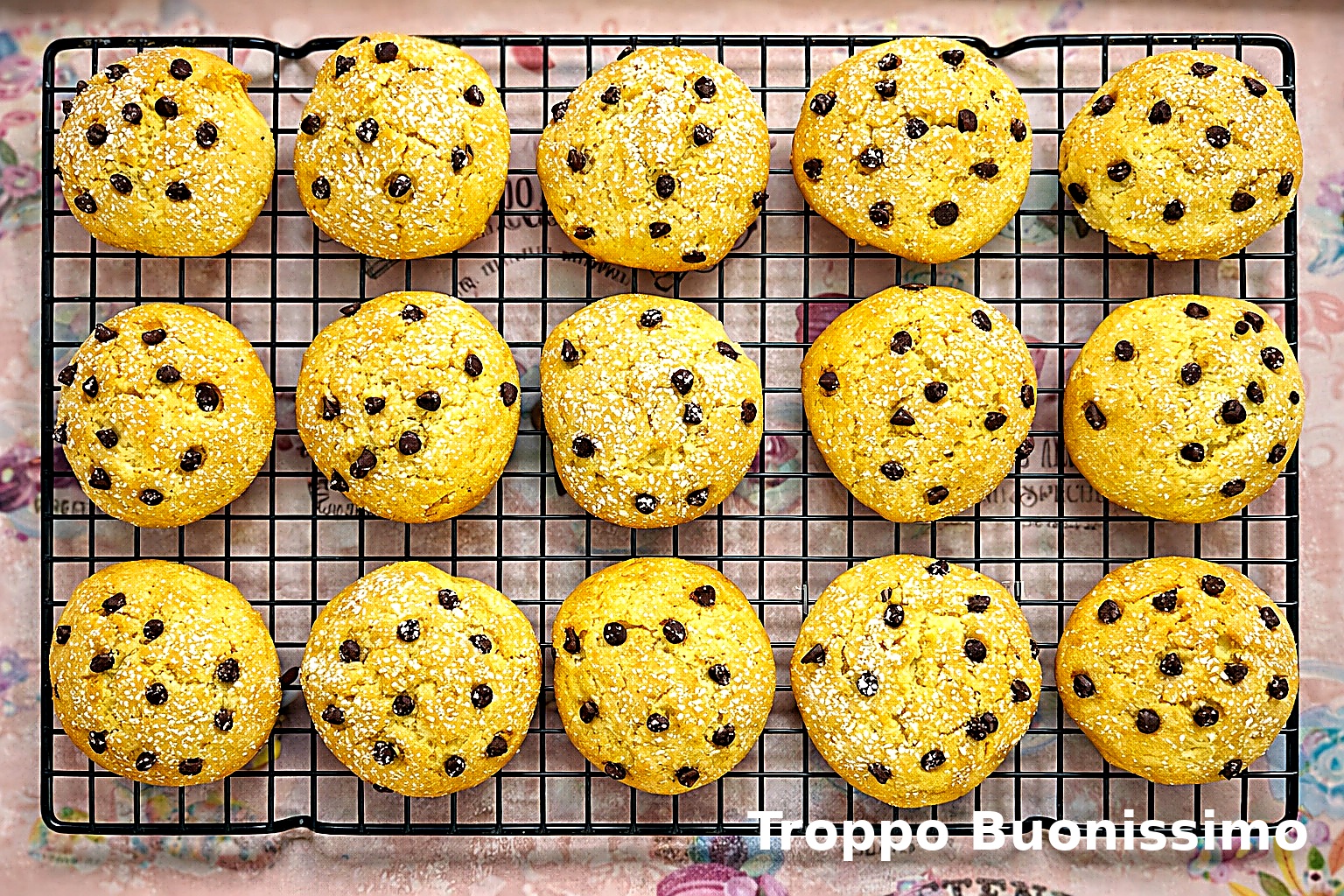 Perfumados e macios: biscoitos de colher com aroma de laranja e gotas de chocolate prontos em 5 minutos