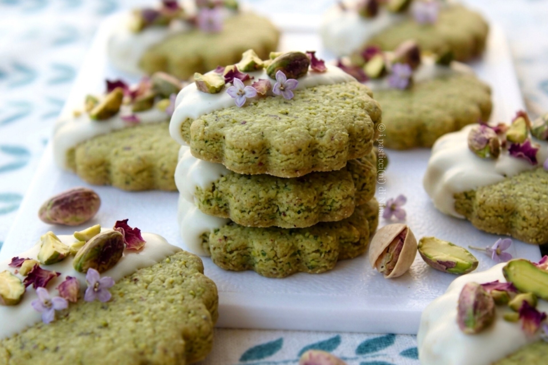 BISCOITOS DE PISTACHE COM CHOCOLATE BRANCO
