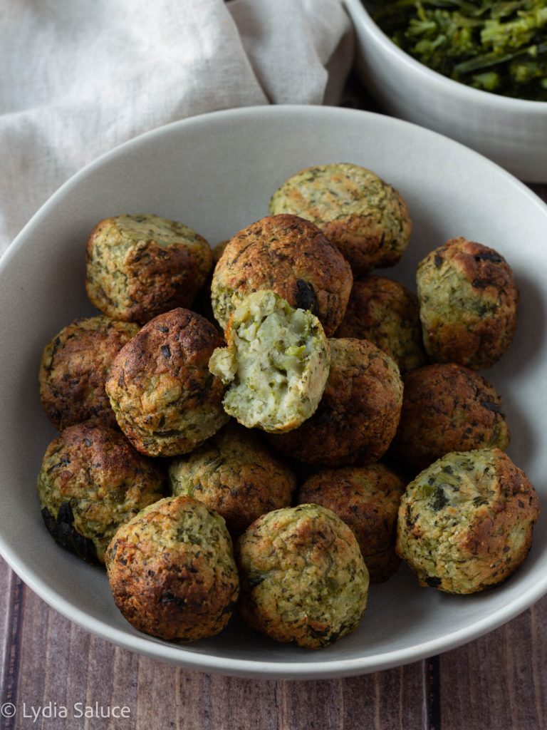 Bolinhos de batata e brócolis