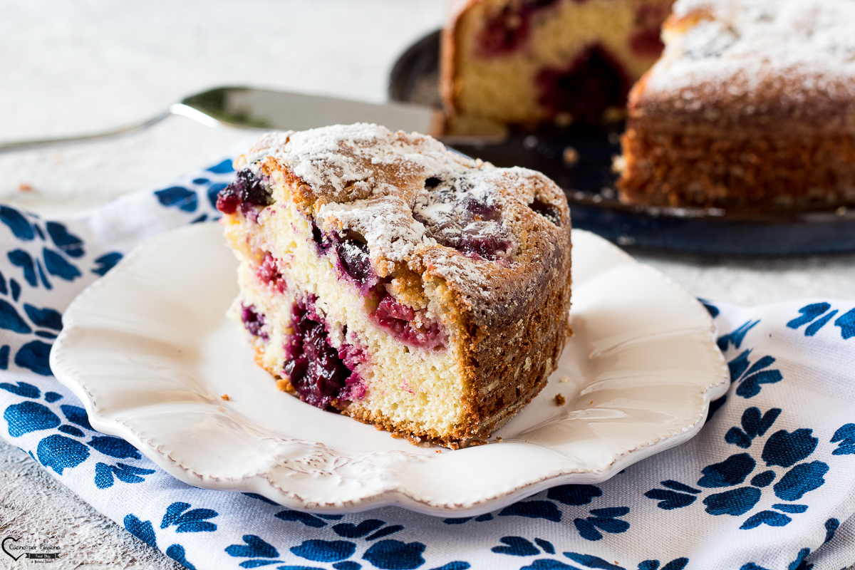 BOLO DE IOGURTE COM FRUTAS VERMELHAS