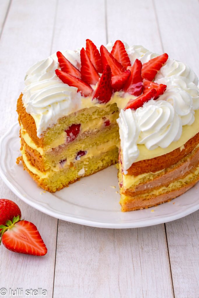 Bolo de morango fofinho com creme aveludado e morangos frescos por cima