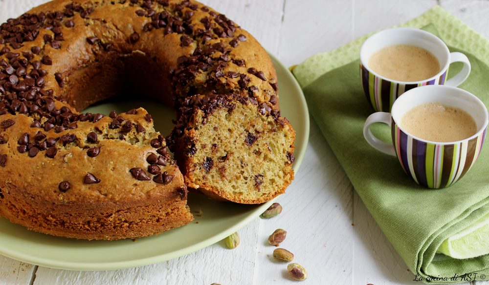 Bolo de rosca de pistache e chocolate