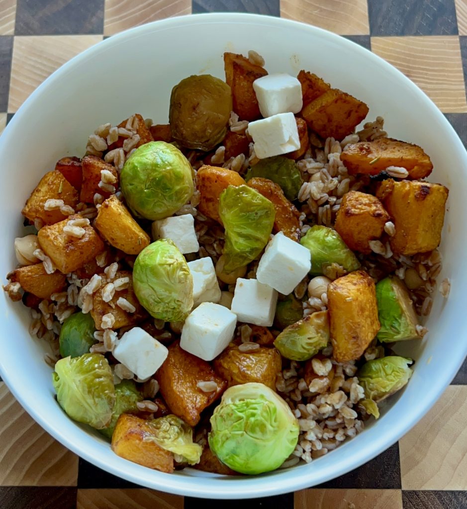 Bowl de farro com legumes, feta e abóbora temperada
