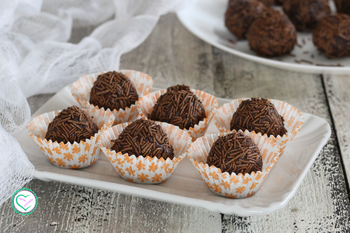 Brigadeiro ao chocolate (docinhos brasileiros)