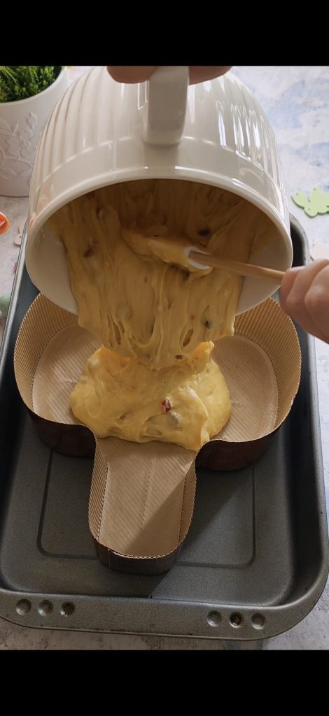 Despejamos a massa na forma de colomba