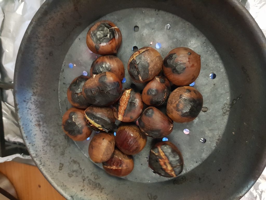 Castanhas cozidas na frigideira perfurada