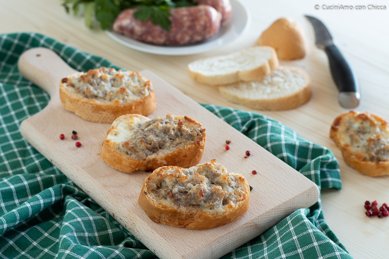 Crostini com linguiça e stracchino