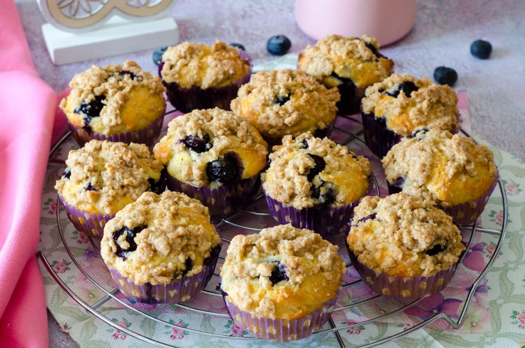 Muffins de mirtilo com crumble crocante