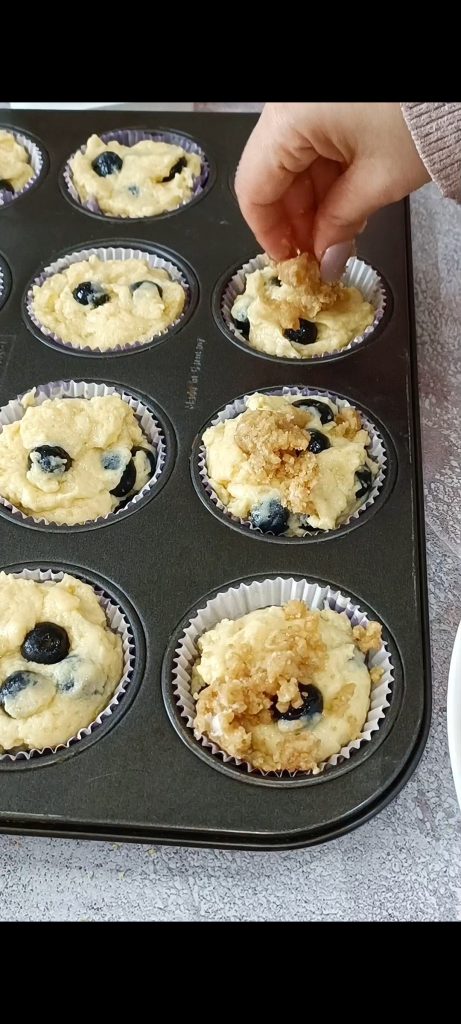 Distribua a massa nas forminhas e cubra com o crumble crocante