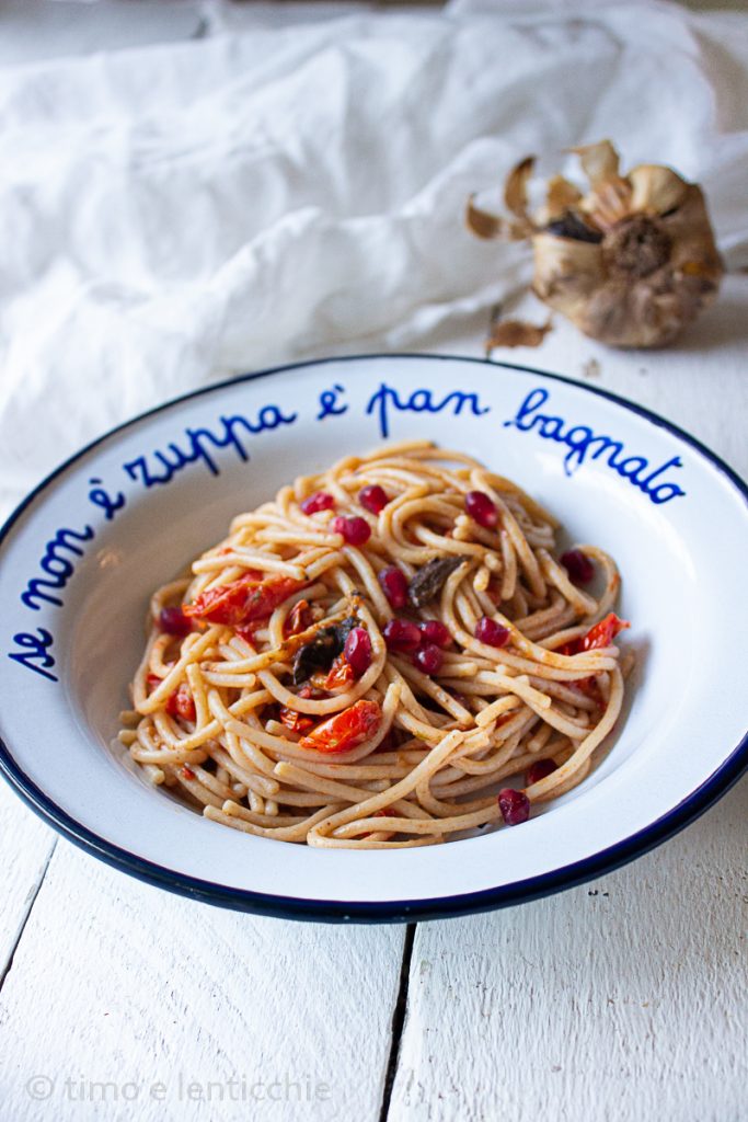 Espaguete com alho-negro e tomatinhos