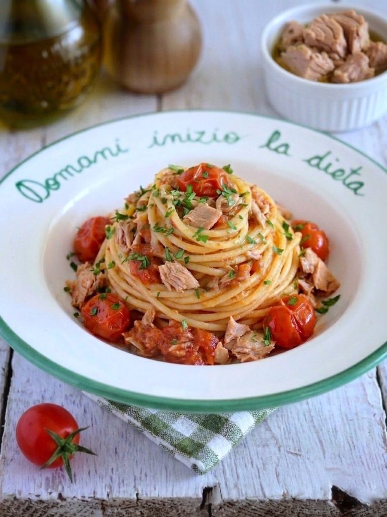 Espaguete com atum e tomate