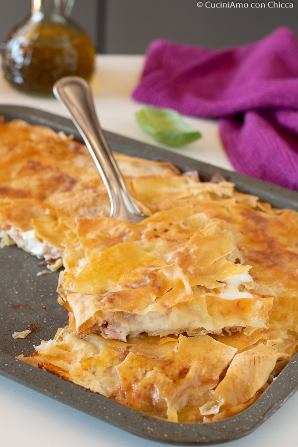 FOCACCIA CARASAU COM STRACCHINO E PRESUNTO COZIDO