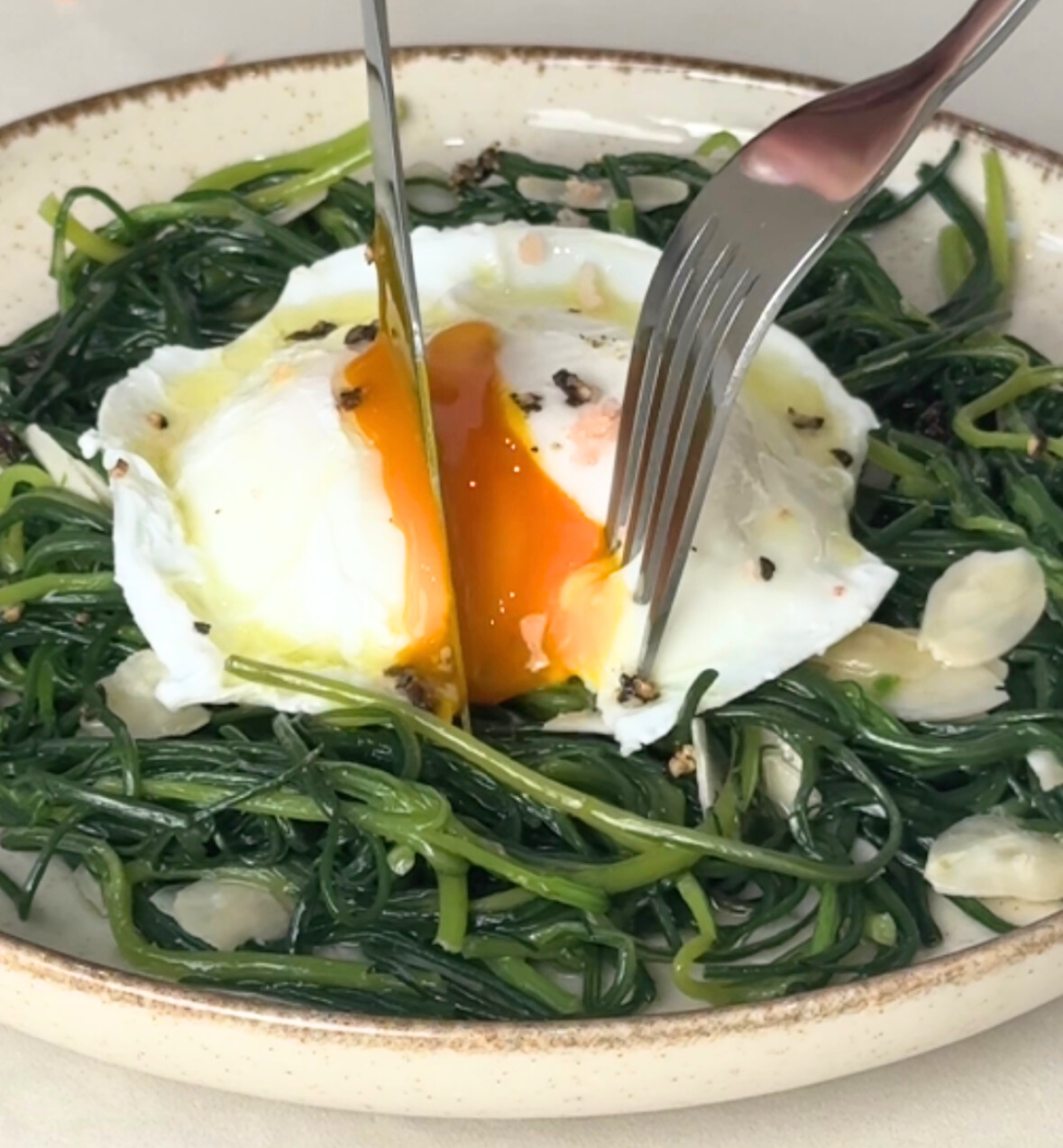 Agretti salteados com ovos pochê