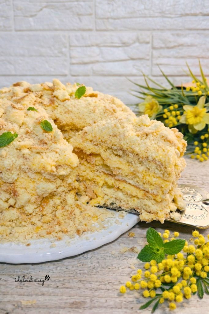 fatia de bolo mimosa clássico com pão-de-ló fofinho e creme de confeiteiro
