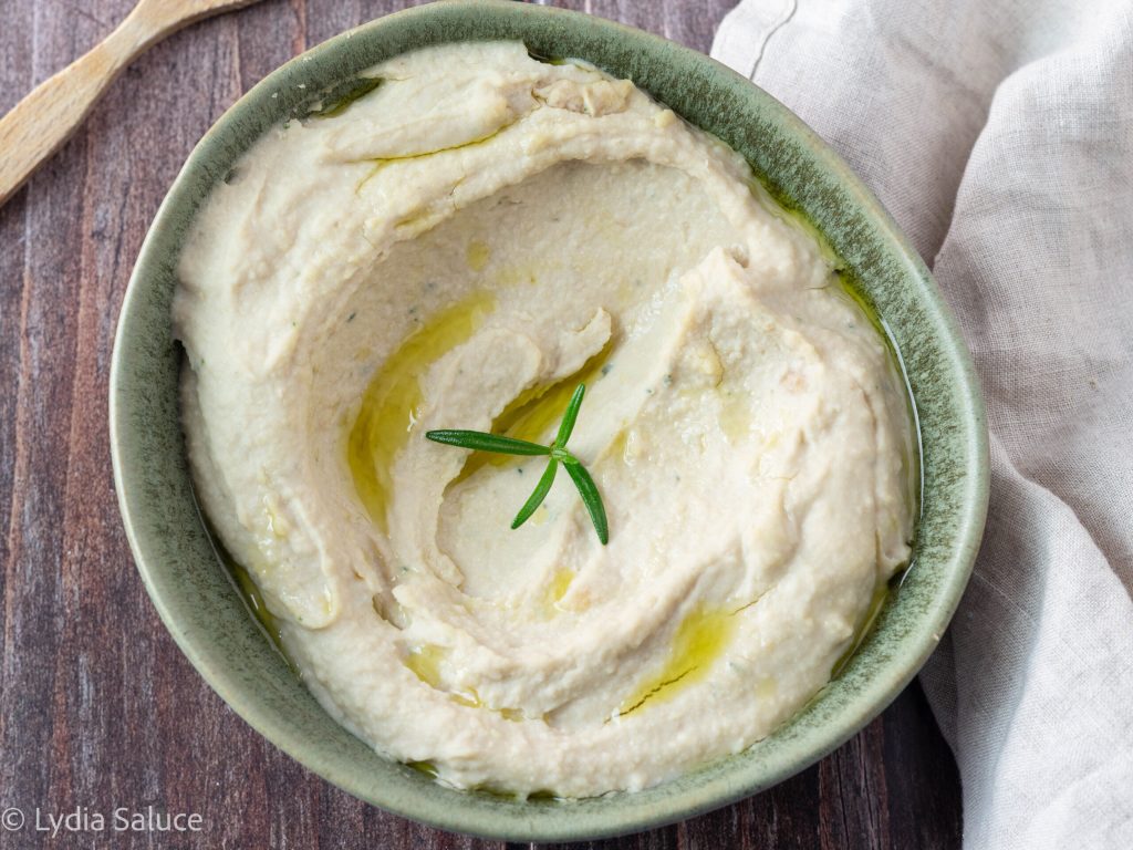 Hummus de feijão branco com alecrim