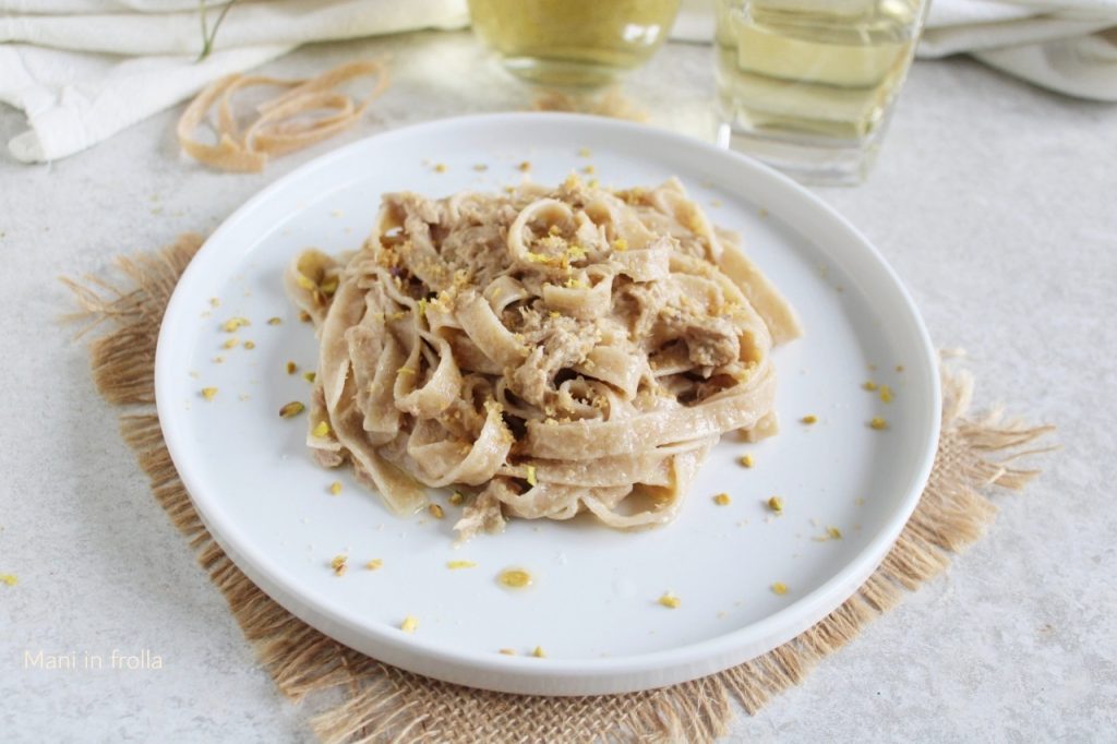 Tagliatelle de farro com atum e crocante de pistache