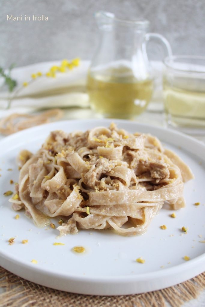 Tagliatelle de farro com atum e crocante de pistache