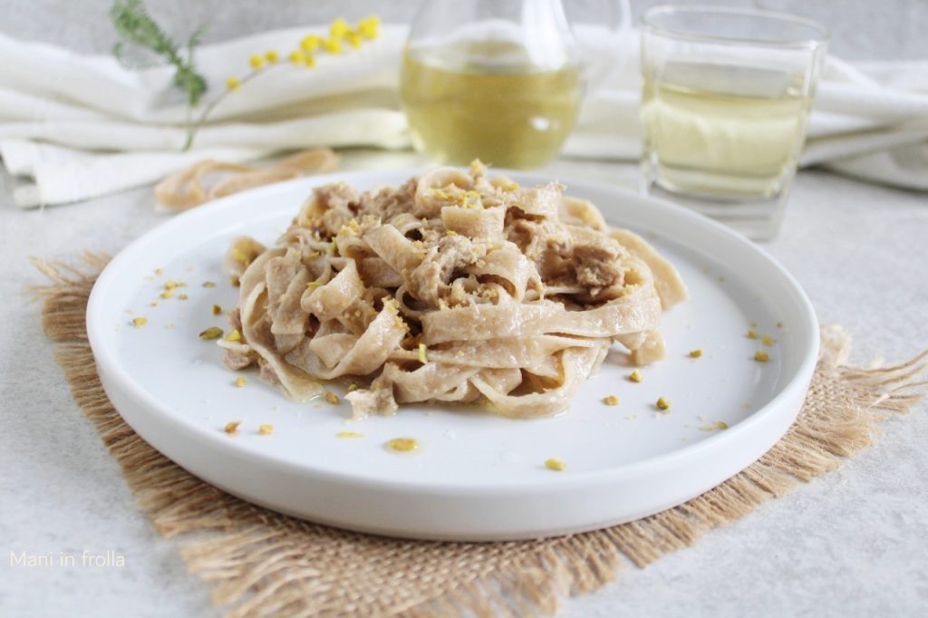 Tagliatelle de farro com atum e crocante de pistache