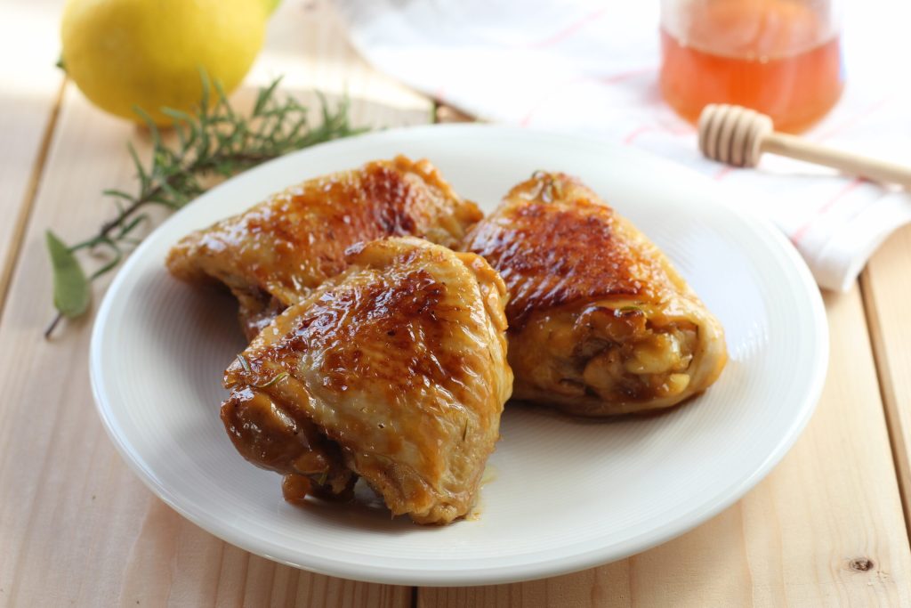 sobrecoxas de frango com limão e mel na frigideira