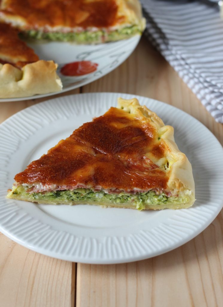 torta de massa brisée com abobrinha, salame e scamorza defumada