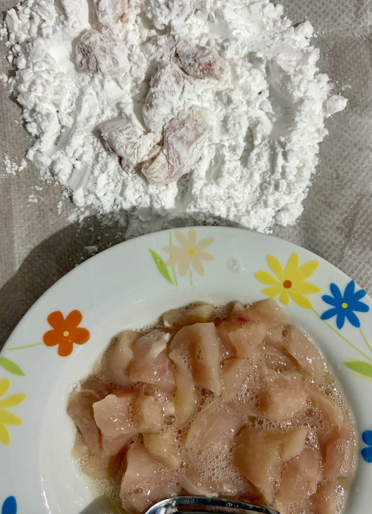 frango em cubos na clara antes de empanar