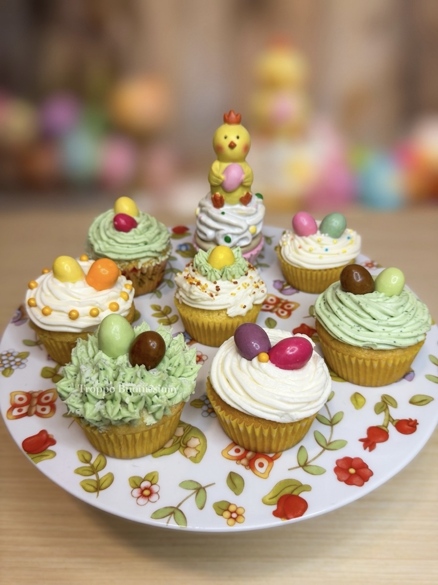 Cupcakes com ovinhos coloridos: a sobremesa cenográfica para o almoço de Páscoa e o piquenique de Pasquetta.