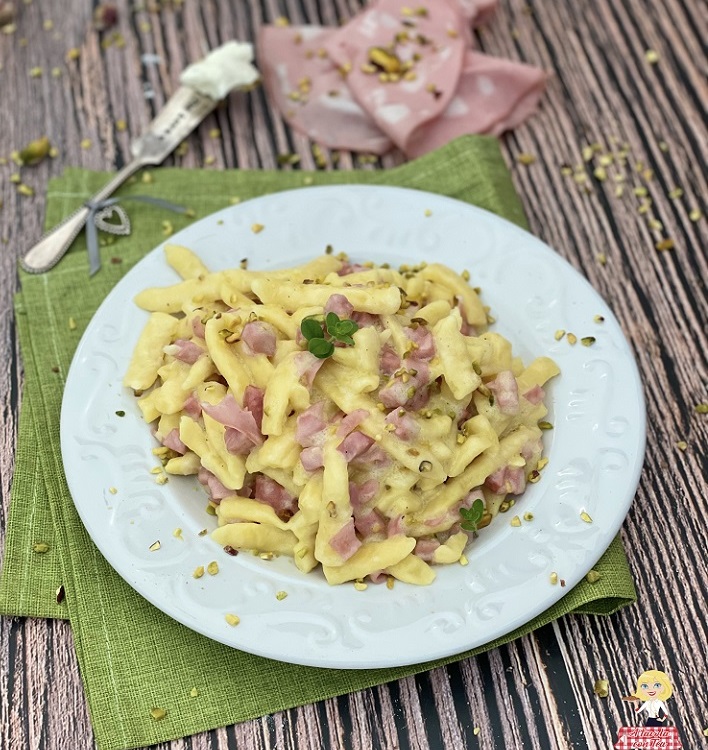 Macarrão com mortadela e pistache