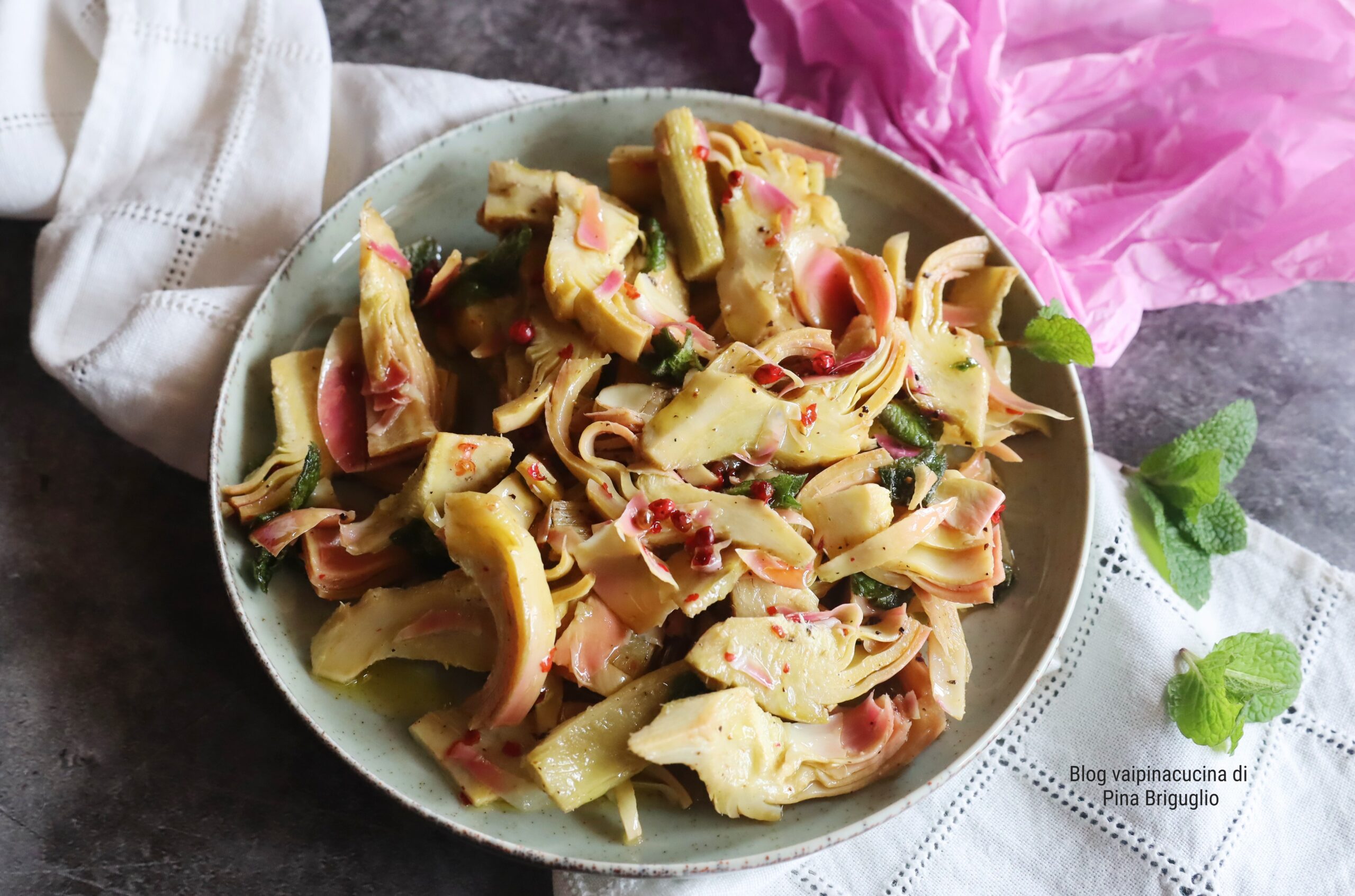 Alcachofras com pimenta rosa e hortelã