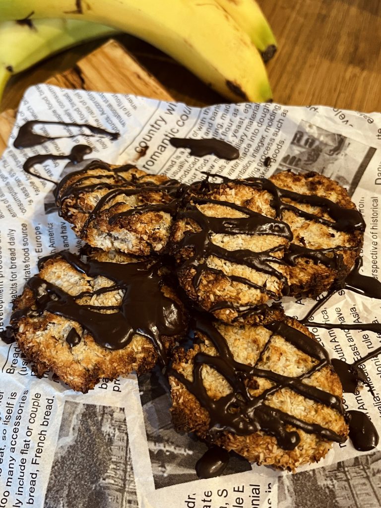 Biscoitos macios de coco e banana