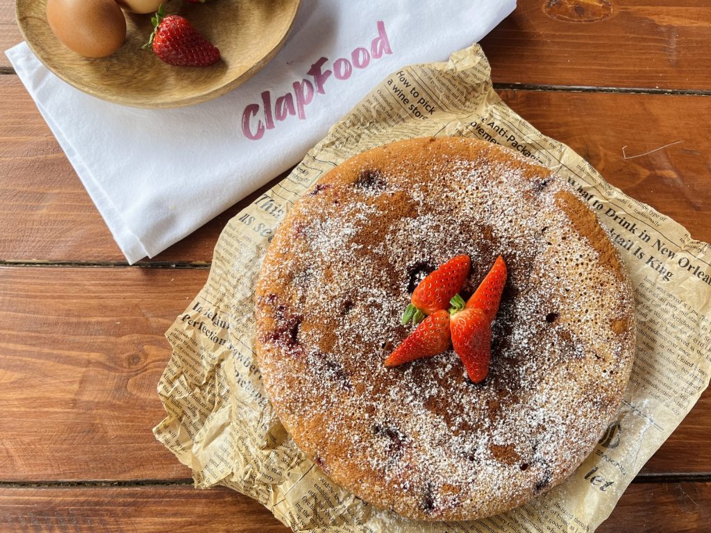 Bolo de morango na frigideira