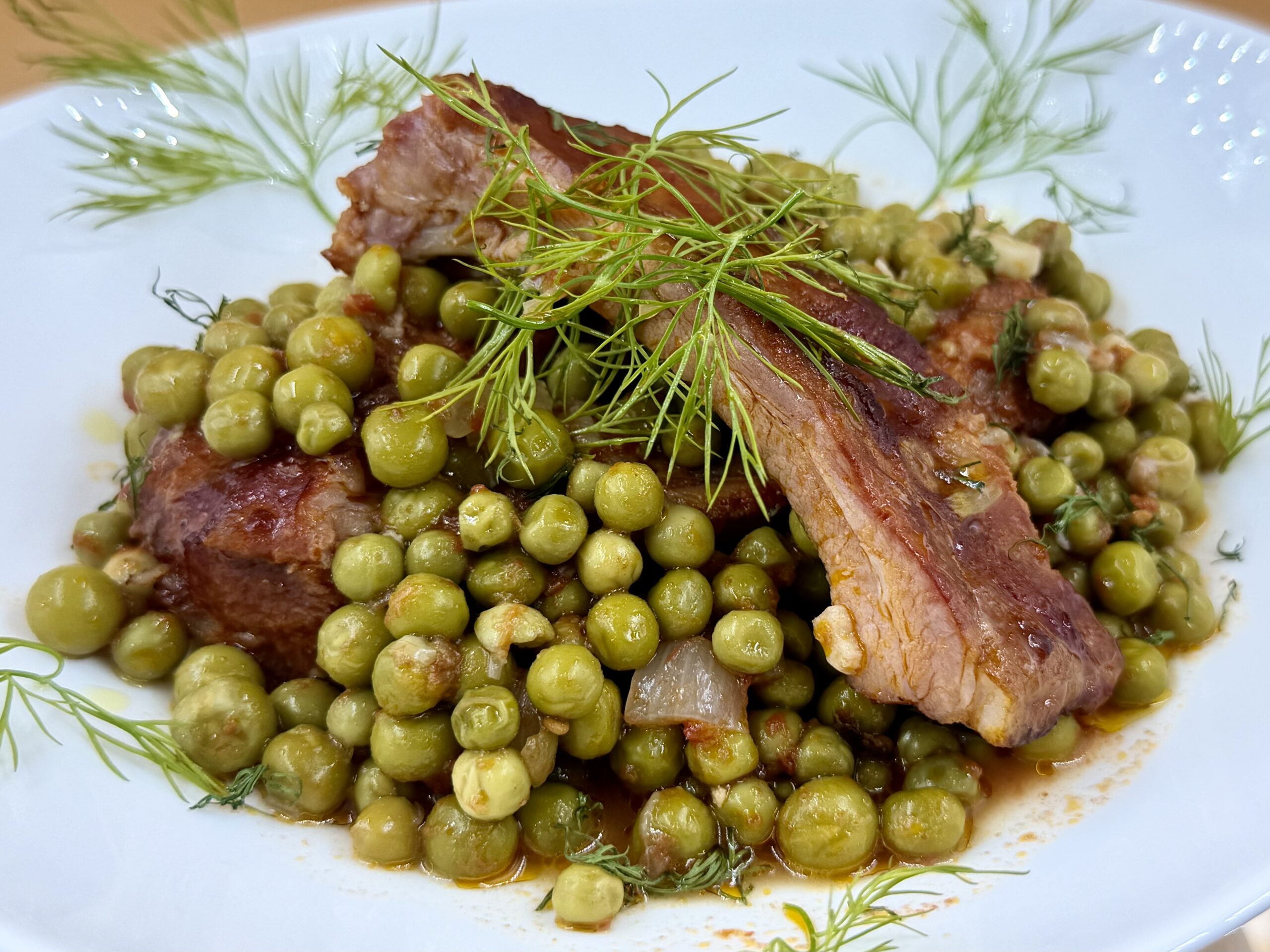 Costelinhas defumadas com ervilhas Prato principal simples, saboroso e irresistível