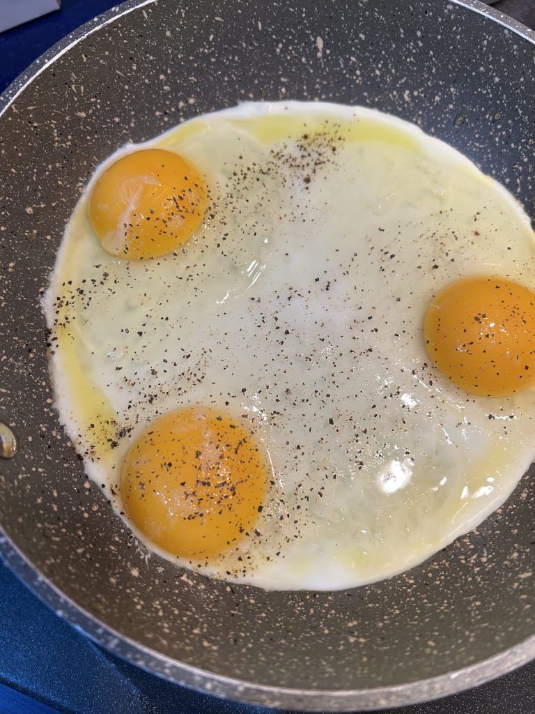 ovos mexidos com muçarela cremosos