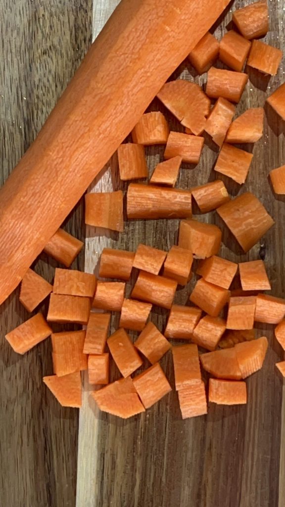 cenouras cortadas em cubos para acompanhamento de vegetais cozidos