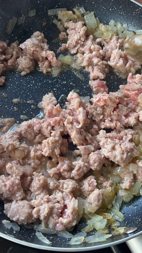 linguiça na frigideira com cebola e alho refogado