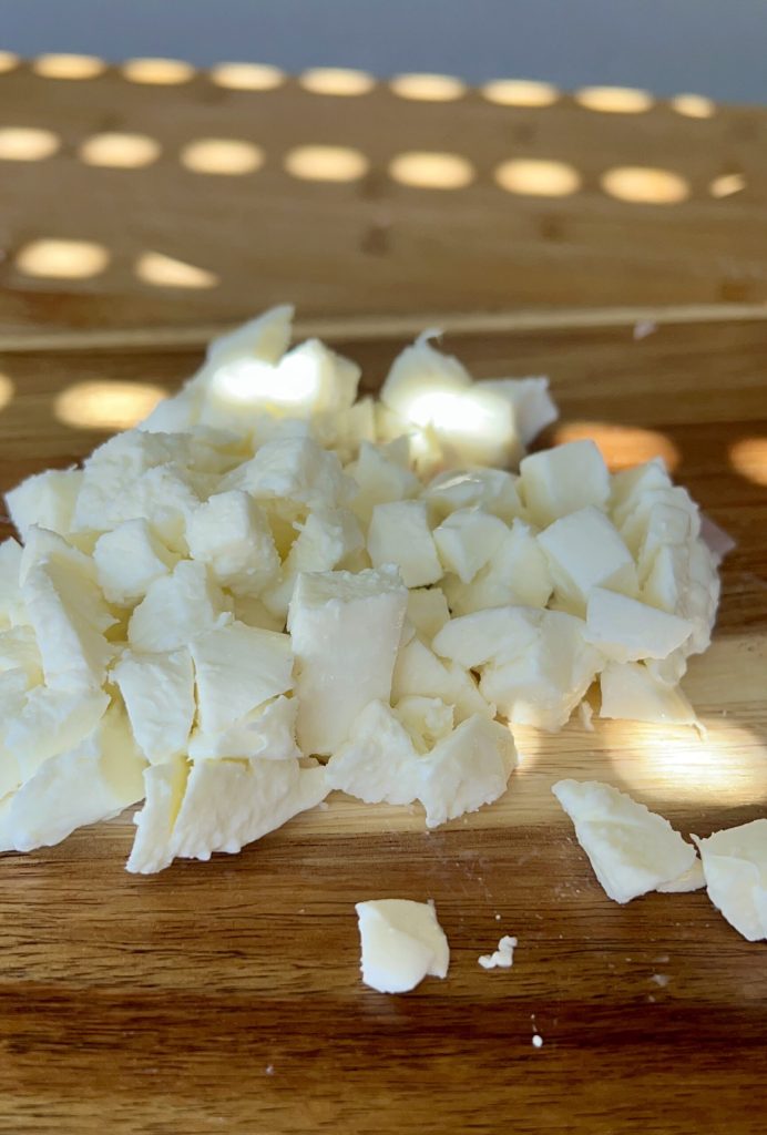 Muçarela cortada em cubinhos pronta para a torta salgada