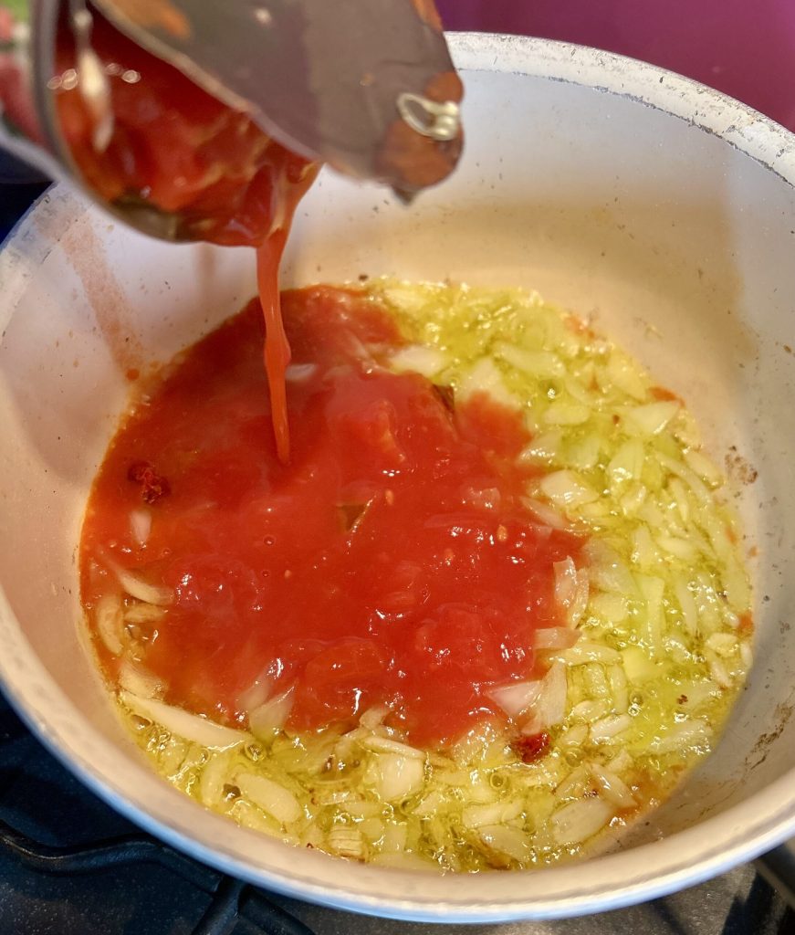 refogado de cebola e tomate para omelete de batata na frigideira