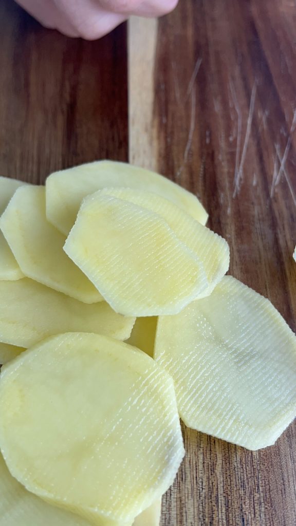 batatas cortadas em fatias finas para assar