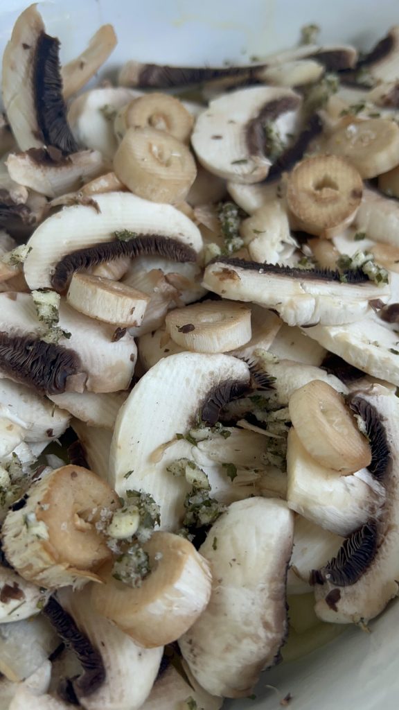 camadas de batatas, cogumelos e alcachofras na assadeira