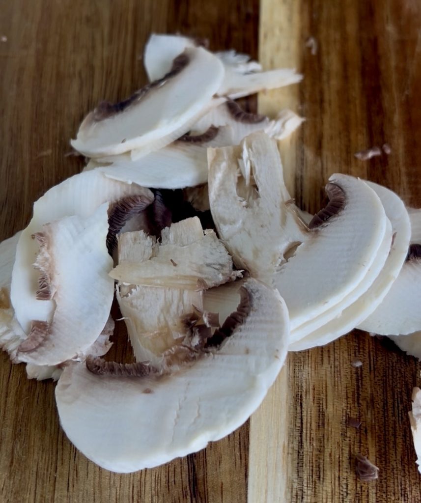 cogumelos champignon fatiados finamente