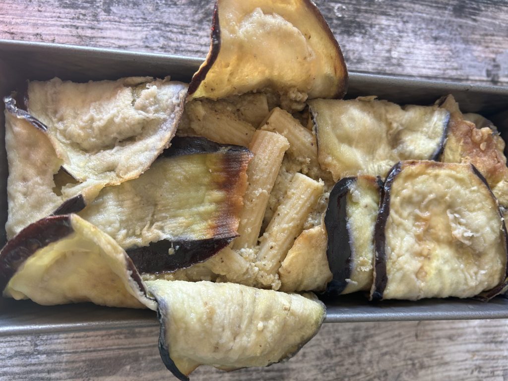 massa de berinjela na forma revestida com berinjelas fritas