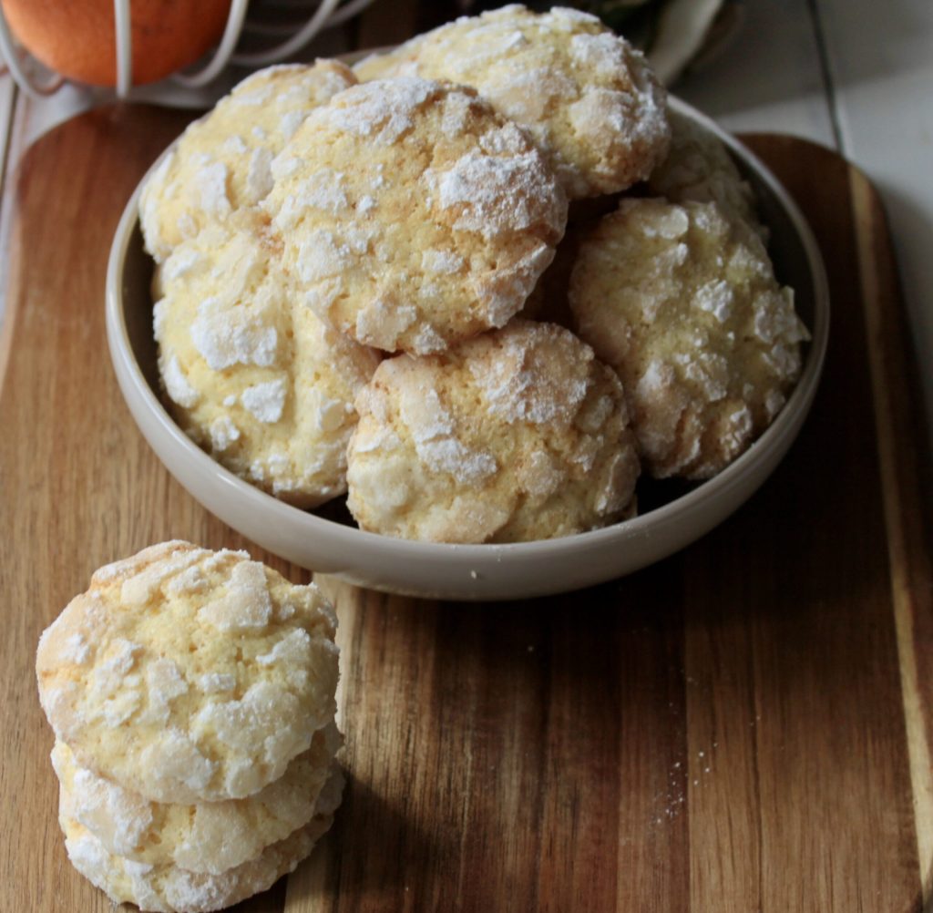 Biscoitos macios de laranja com rachaduras de açúcar por cima