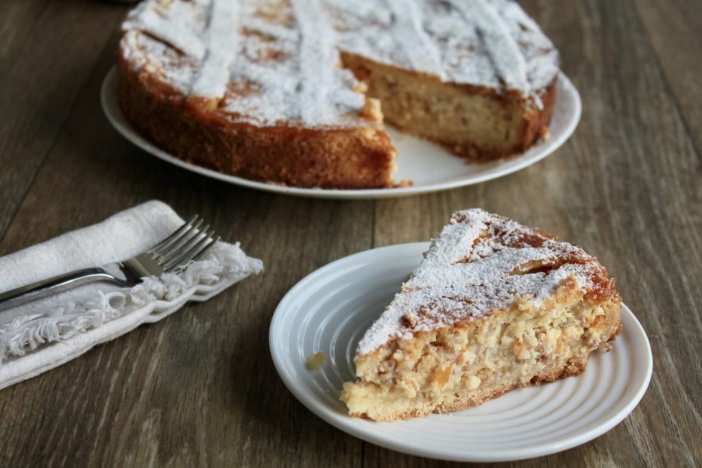 pastiera napoletana cremosa feita em casa com fatia cortada