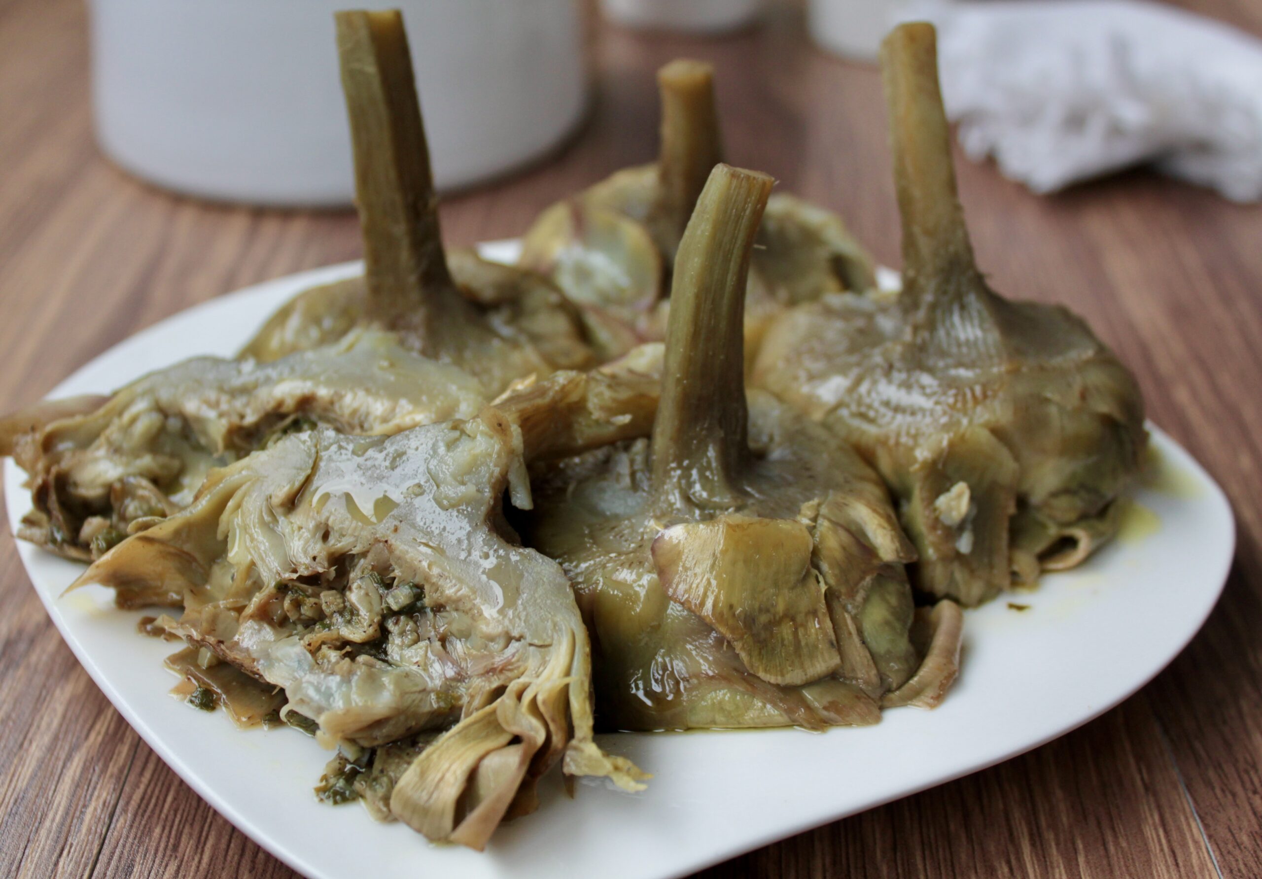 Alcachofras à romana macias e perfumadas: receita fácil e tradicional