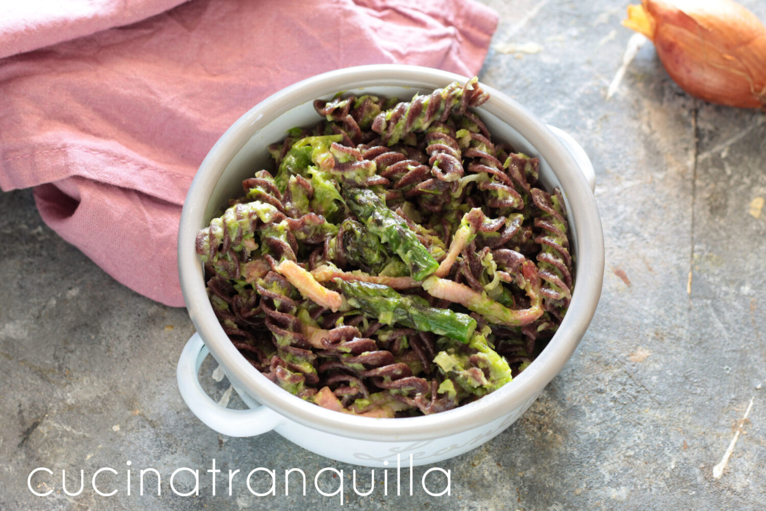 Pasta Venere com aspargos e speck