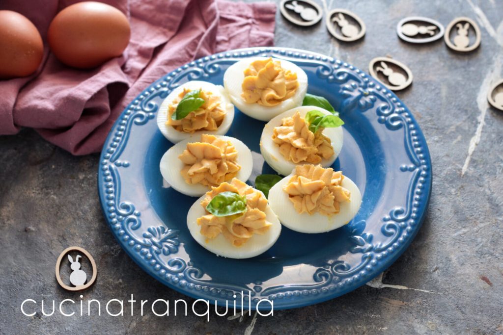 Ovos cozidos recheados com atum e robiola