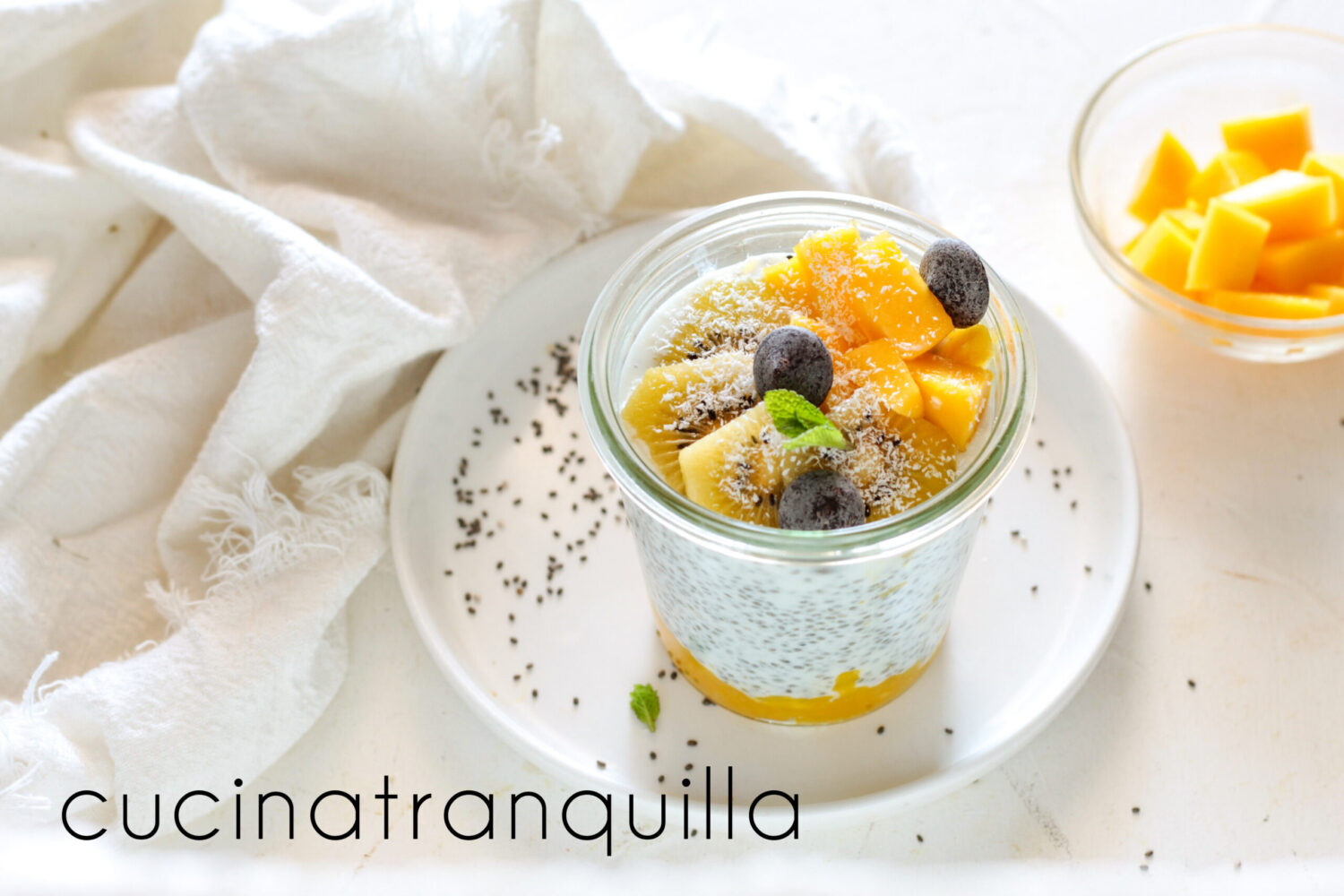 Chia pudding com manga e kiwi