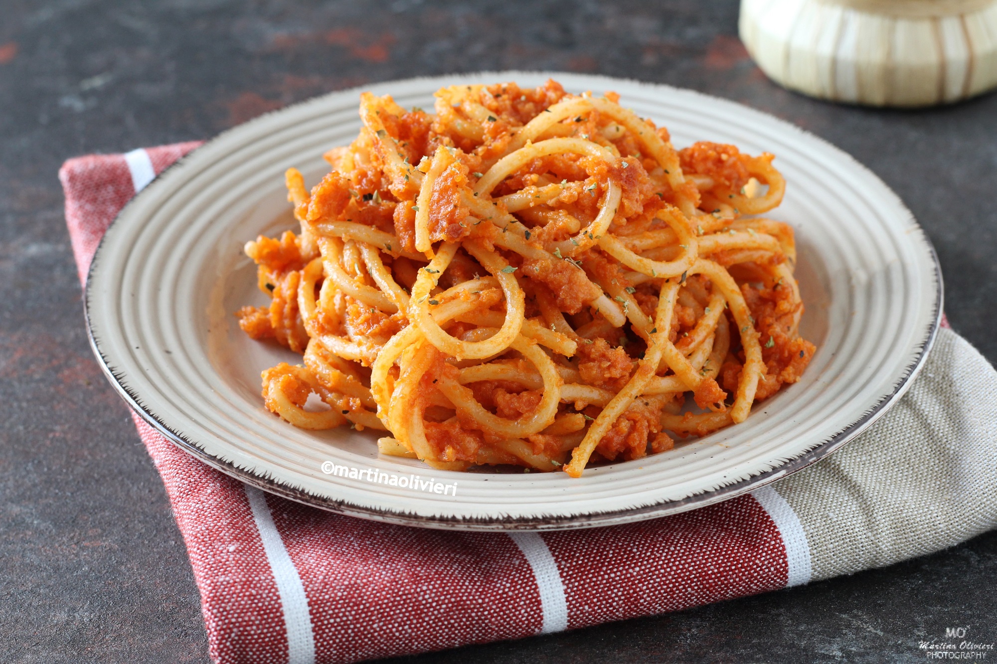Macarrão com anchovas, farinha de rosca e tomate