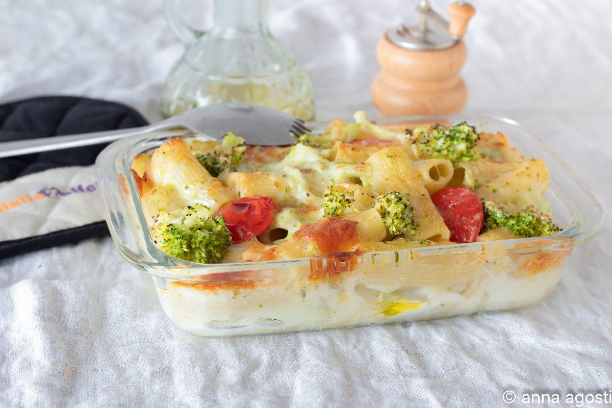 MACARRÃO AO FORNO COM BRÓCOLIS E TOMATINHOS